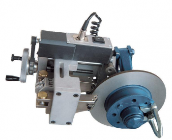 Máy tiện láng đĩa phanh trên xe TD 302