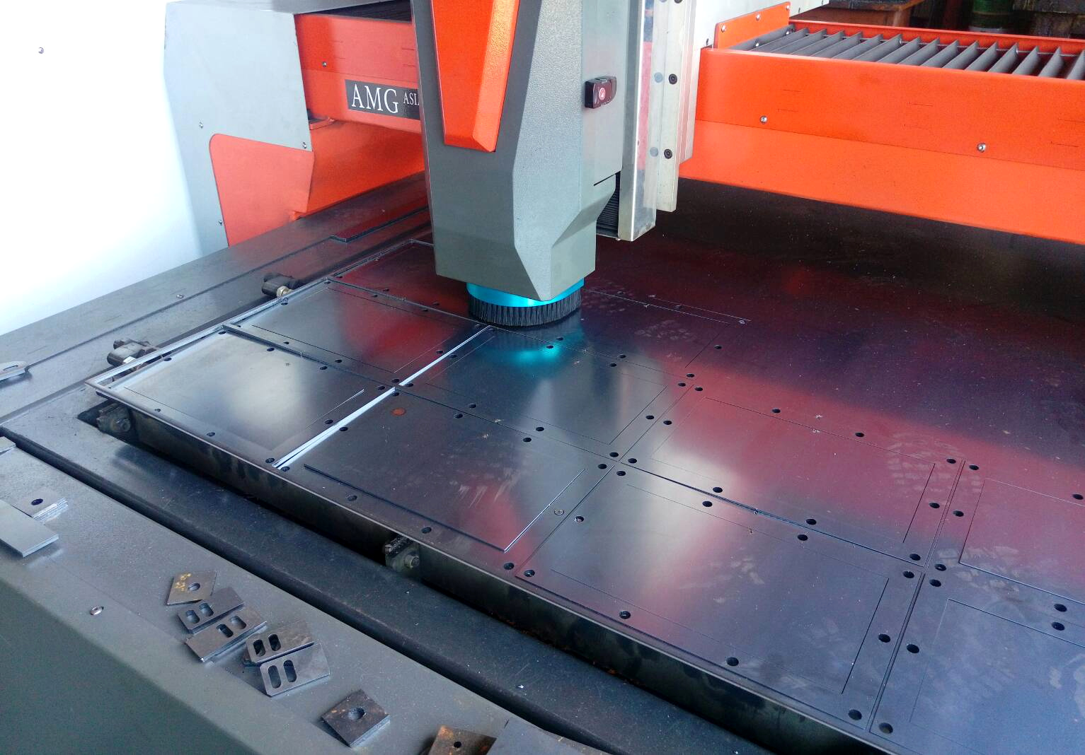 Dau-cat-laser-may-cat-laser-CNC
