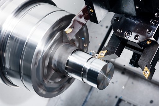 Chi-tiet-dang-duoc-tien-tren-may-tien-CNC