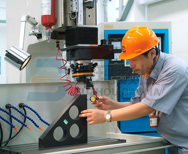 May-xung-dinh-hinh-BAOMA-EDMN3510-CNC